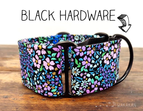 Martingale dog collar model Secret Garden. Adjustable and handmade with 100% cotton fabric. Witchcore, purple flowers, metallic. Wakakan