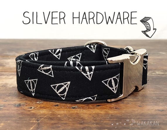 Deathly Hallows dog collar adjustable. Handmade with 100% cotton fabric. HP sign in black blackground. Wakakan