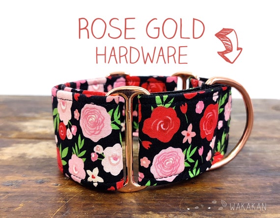 Martingale dog collar model Be my Valentine. Adjustable and handmade with 100% cotton fabric. Floral design, red roses. Wakakan