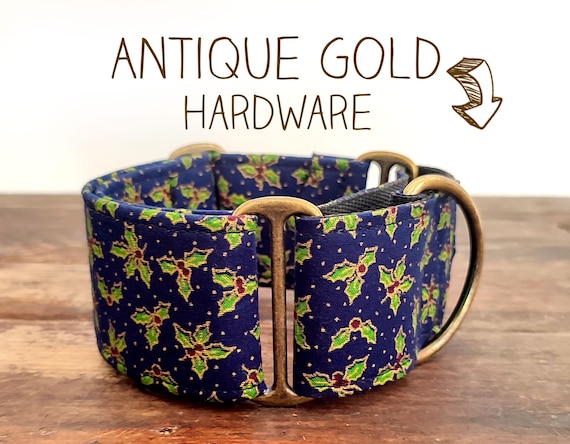 Martingale dog collar model Holly Tree. Adjustable and handmade with 100% cotton fabric. Xmas style with golden polka dots. Wakakan