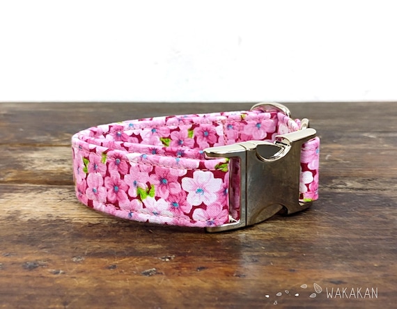 Pink Petals dog collar, adjustable. Handmade with 100% cotton fabric. Flower pattern, daisies. Wakakan
