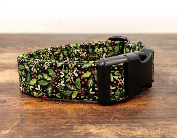 Mistletoe dog collar. Adjustable and handmade with 100% cotton fabric. Xmas style, wintery with metallic leaves. Wakakan