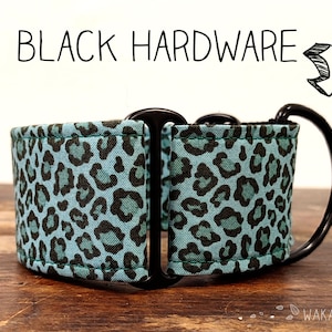 Puede incluir: Un collar de perro de tela con estampado de leopardo turquesa y negro con herrajes negros. El collar está hecho de tela y tiene una hebilla de metal.