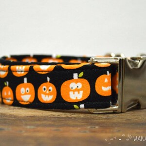 Trick or Treat dog collar. Adjustable and handmade with 100% cotton fabric. Pumpkin eyes glow in the dark. Wakakan