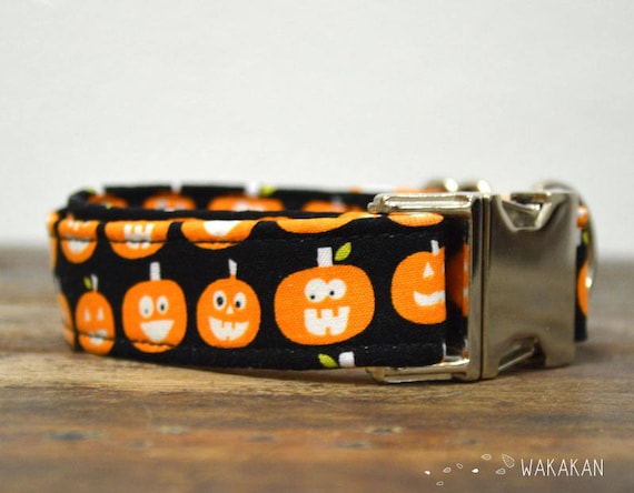 Trick or Treat dog collar. Adjustable and handmade with 100% cotton fabric. Pumpkin eyes glow in the dark. Wakakan