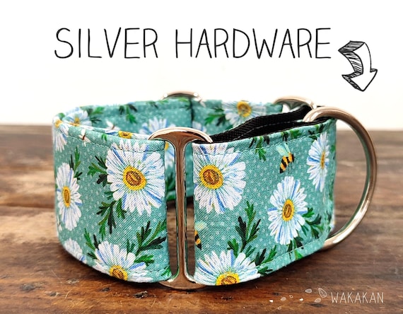 Martingale dog collar model Spring is Here. Adjustable and handmade with 100% cotton fabric. Cottagecore, daisies and bees. Wakakan