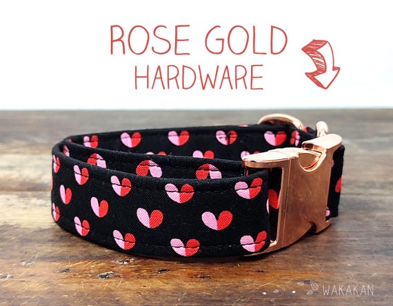 Soulmates dog collar. Adjustable and handmade with 100% cotton fabric. Pink hearts in black background. Wakakan