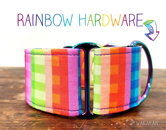 Martingale dog collar model Joyful. Adjustable and handmade with 100% cotton fabric. Rainbow pixel pattern. Wakakan