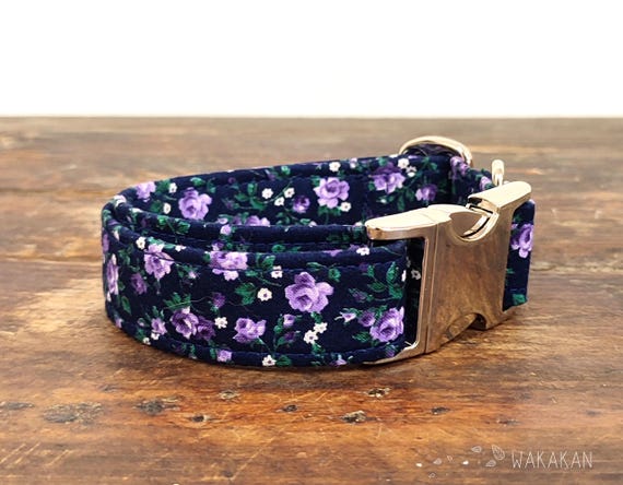 Bed of Roses dog collar, adjustable. Handmade with 100% cotton fabric. Floral pattern, dark blue / navy background. Wakakan