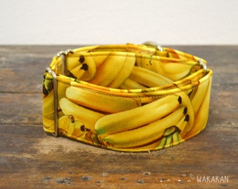 Halsband voor honden met bananenmotief. Verstelbaar en handgemaakt van 100% katoen. Leuk met bananenmotief. Wakakán