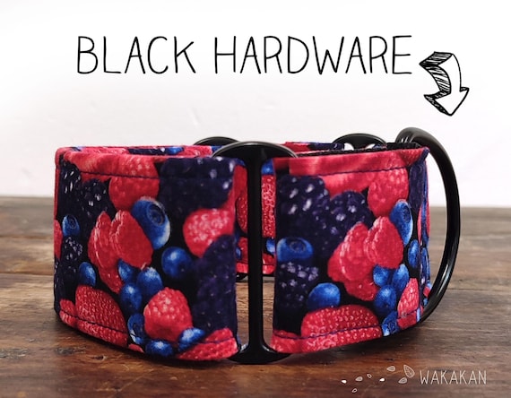 Martingale dog collar model Wild Berries. Adjustable and handmade with 100% cotton fabric. strawberry, blueberry, raspberry. Wakakan