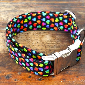 Crazy Hearts dog collar. Adjustable and handmade with 100% cotton fabric. Colorful hearts in black background, 80&#39;s, 90&#39;s Wakakan