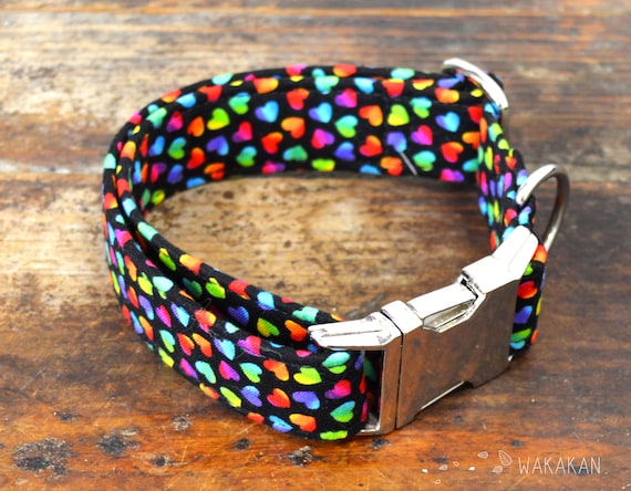 Crazy Hearts dog collar. Adjustable and handmade with 100% cotton fabric. Colorful hearts in black background, 80's, 90's Wakakan