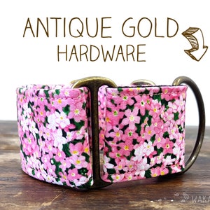 Peut inclure: Un collier de chien floral rose avec des ferrures en or antique. Le collier est en tissu et se ferme à l'aide d'une boucle.