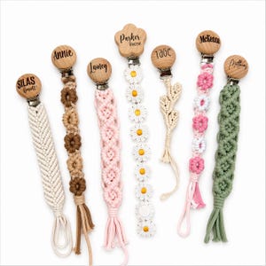Sujetachupetes de macramé personalizado, madera grabada, ideal para regalar en baby showers.