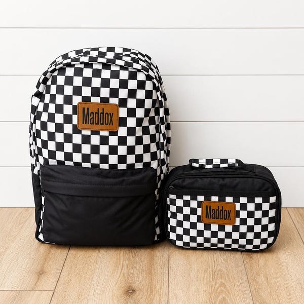Gepersonaliseerde kinderrugzak en lunchtas met licht en zwart geruit leren patch, ideaal voor de start van het schooljaar.