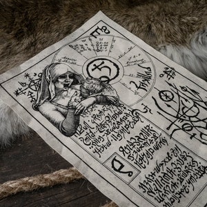 K&ouml;nnte beinhalten: Eine Schwarzwei&szlig;illustration einer Frau, die ein Baby h&auml;lt, umgeben von einem Kreis aus Symbolen und Text. Der Text enth&auml;lt die W&ouml;rter "The 8th", "2 Families" und "Ferdinand".