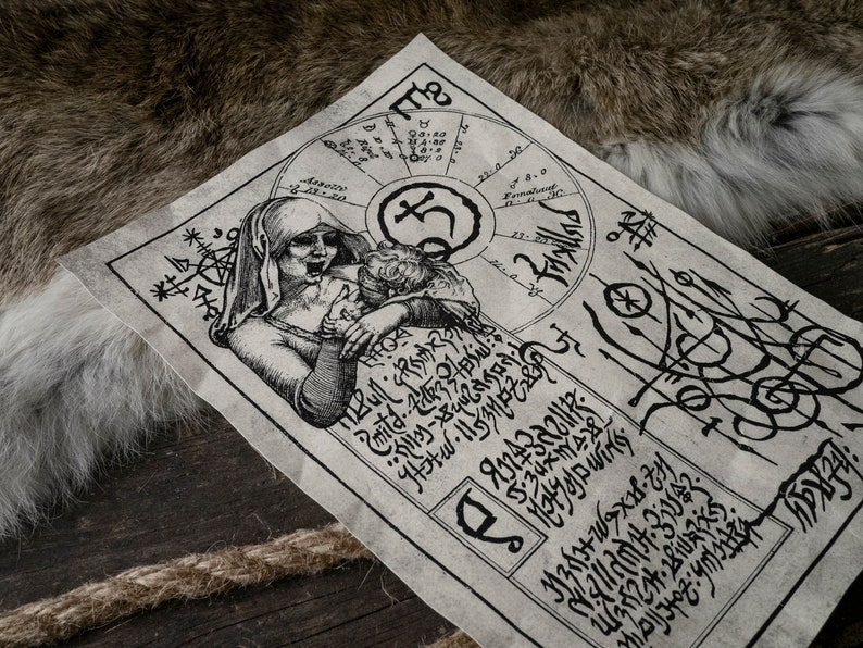 K&ouml;nnte beinhalten: Eine Schwarzwei&szlig;illustration einer Frau, die ein Baby h&auml;lt, umgeben von einem Kreis aus Symbolen und Text. Der Text enth&auml;lt die W&ouml;rter "The 8th", "2 Families" und "Ferdinand".