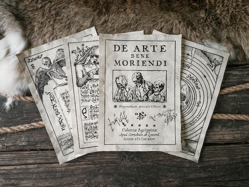K&ouml;nnte beinhalten: Vier antike Papiere mit schwarzen Tintenillustrationen und Text. Die Drucke befinden sich auf einer Holzoberfl&auml;che. Der Text auf dem gr&ouml;&szlig;ten Druck lautet "De Arte Bene Moriendi" und enth&auml;lt das Datum "Anno clo DCXXVI".