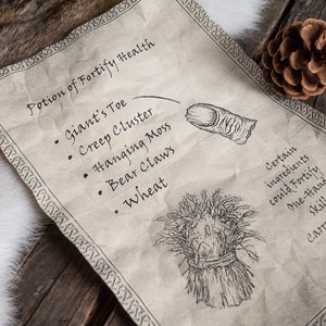 Może przedstawiać: Zwój pergaminowy z ręcznie napisaną listą składników do mikstury zwanej "Mikstura Wzmacniająca Zdrowie". Składniki obejmują palec olbrzyma, kępę pełzającą, wiszący mech, pazury niedźwiedzia i pszenicę. Zwój jest ozdobiony ilustracjami każdego składnika.