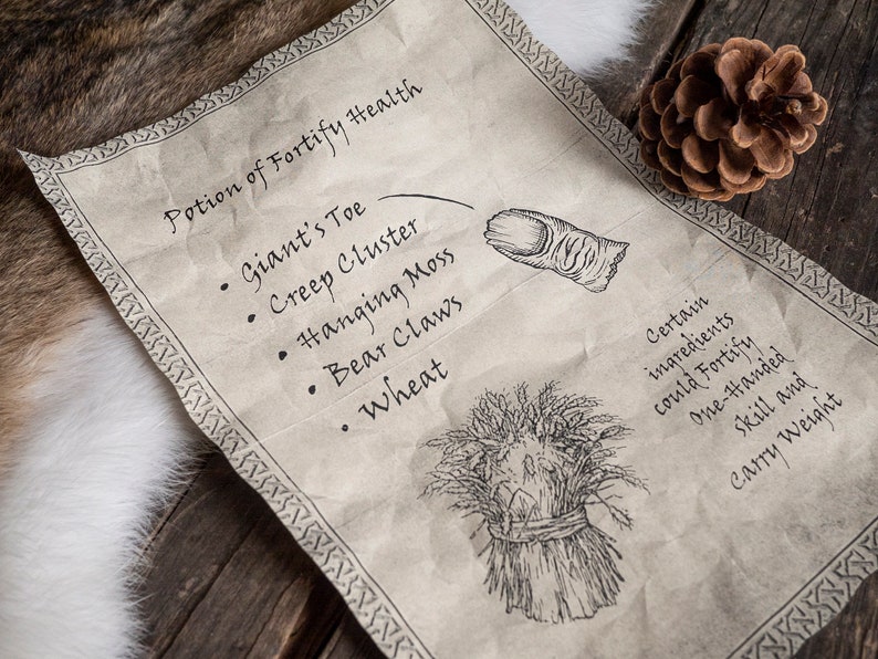 Może przedstawiać: Zwój pergaminowy z ręcznie napisaną listą składników do mikstury zwanej "Mikstura Wzmacniająca Zdrowie". Składniki obejmują palec olbrzyma, kępę pełzającą, wiszący mech, pazury niedźwiedzia i pszenicę. Zwój jest ozdobiony ilustracjami każdego składnika.