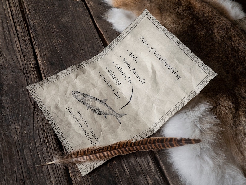 Może przedstawiać: Ręcznie napisany przepis na miksturę do oddychania pod wodą, napisany na kawałku pergaminu. Składniki obejmują czosnek, nordyckie skorupiaki, ikrę łososiową, histcarp i jajko kurze. Pergamin leży na drewnianej powierzchni z pi&oacute;rem i kawałkiem futra.