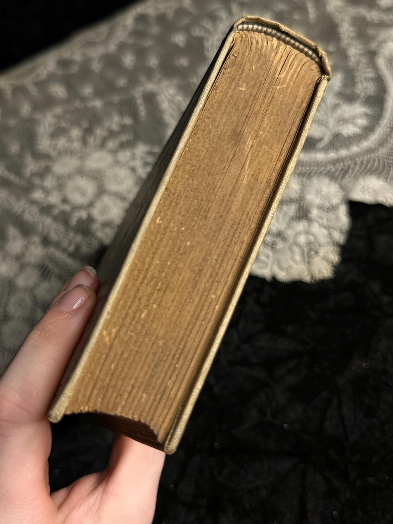 Peut inclure: Un livre vintage avec des pages jaunies et une couverture claire et us&eacute;e. Les bords du livre sont l&eacute;g&egrave;rement arrondis, montrant des signes d'&acirc;ge et d'utilisation. Le dos est d'une couleur plus claire que les pages.