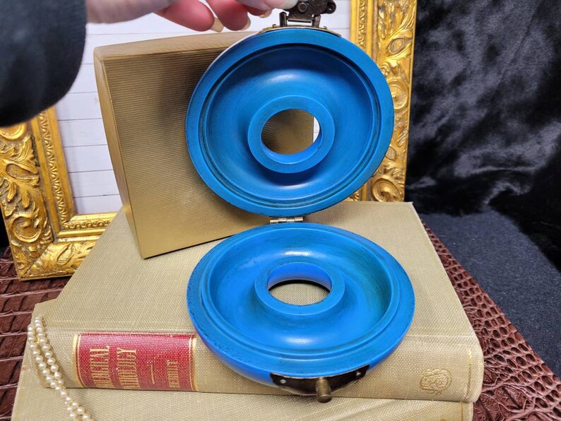 Vintage Round Gump/'s of San Francisco Hand Painted Blue Butterfly Bracelet Jewelry Hinged Presentation Trinket Box Asian