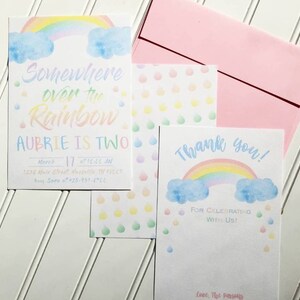 Puede incluir: Un conjunto de invitaciones y tarjetas de agradecimiento para fiestas con tem&aacute;tica de arco&iacute;ris pastel. La invitaci&oacute;n dice "Somewhere over the Rainbow, Aubrie is Two". La tarjeta de agradecimiento presenta un arco&iacute;ris y las palabras "Thank you!"