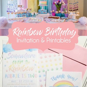 Puede incluir: Una fiesta de cumplea&ntilde;os con tem&aacute;tica de arco&iacute;ris, con pastel, cupcakes y galletas. El fondo presenta cortinas y decoraciones coloridas. Tambi&eacute;n se ven invitaciones y tarjetas de agradecimiento con dise&ntilde;os de arco&iacute;ris. El texto de la invitaci&oacute;n dice "Somewhere over the Rainbow".