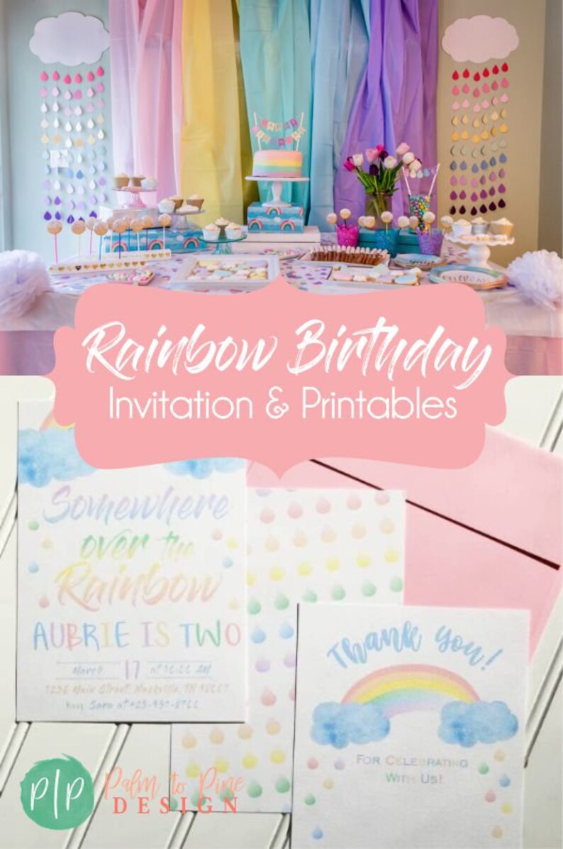 Puede incluir: Una fiesta de cumplea&ntilde;os con tem&aacute;tica de arco&iacute;ris, con pastel, cupcakes y galletas. El fondo presenta cortinas y decoraciones coloridas. Tambi&eacute;n se ven invitaciones y tarjetas de agradecimiento con dise&ntilde;os de arco&iacute;ris. El texto de la invitaci&oacute;n dice "Somewhere over the Rainbow".
