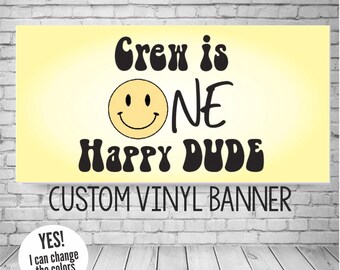 Könnte beinhalten: Benutzerdefiniertes Vinylbanner mit dem Text "Crew is ONE Happy DUDE" in schwarzer Schrift, einem gelben Smiley und einem gelben Hintergrund. Das Banner enthält auch den Text "CUSTOM VINYL BANNER" und einen kleinen Kreis mit "YES! I can change the colors & age."