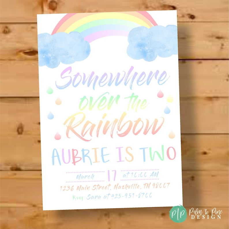Puede incluir: Una invitaci&oacute;n colorida con un arco&iacute;ris, nubes y el texto "Somewhere over the Rainbow". Anuncia "Aubrie tiene dos a&ntilde;os" con fecha, hora y lugar. El dise&ntilde;o incluye colores pastel y detalles de gotas de lluvia.