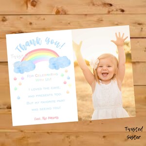 Puede incluir: Una tarjeta de agradecimiento plegada con un dise&ntilde;o de arco&iacute;ris y nubes en acuarela. La tarjeta dice "Thank you!" e incluye una foto de un ni&ntilde;o sonriente con los brazos levantados. El texto dice "For Celebrating With Us!" y "Love, The Parsons."