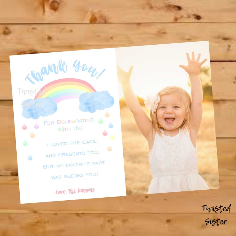 Puede incluir: Una tarjeta de agradecimiento plegada con un dise&ntilde;o de arco&iacute;ris y nubes en acuarela. La tarjeta dice "Thank you!" e incluye una foto de un ni&ntilde;o sonriente con los brazos levantados. El texto dice "For Celebrating With Us!" y "Love, The Parsons."