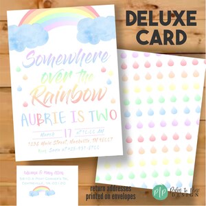 Puede incluir: Un juego de tarjetas de invitaci&oacute;n con un dise&ntilde;o de arco&iacute;ris y nubes. La tarjeta principal dice "Somewhere Over the Rainbow, Aubrie is Two" con los detalles del evento. El reverso de la tarjeta y el sobre presentan un patr&oacute;n de gotas de lluvia pastel.