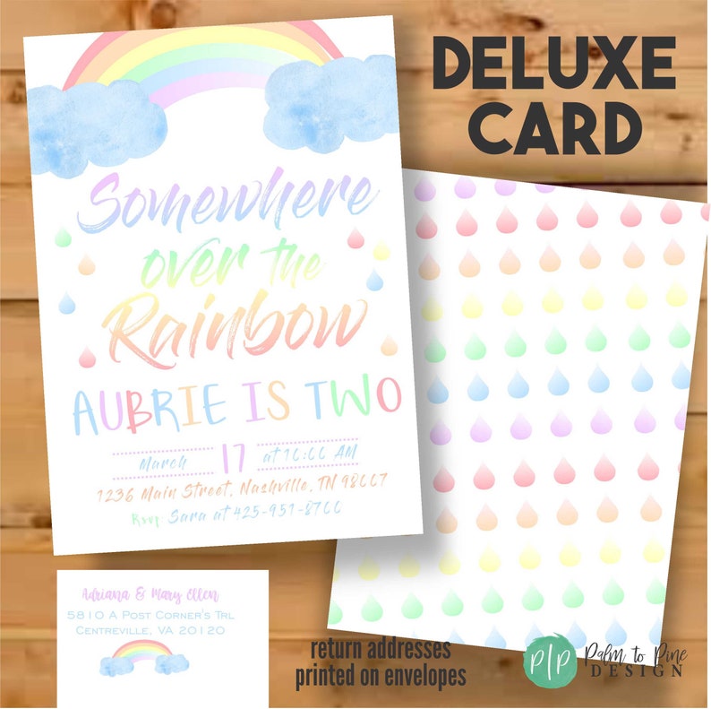 Puede incluir: Un juego de tarjetas de invitaci&oacute;n con un dise&ntilde;o de arco&iacute;ris y nubes. La tarjeta principal dice "Somewhere Over the Rainbow, Aubrie is Two" con los detalles del evento. El reverso de la tarjeta y el sobre presentan un patr&oacute;n de gotas de lluvia pastel.