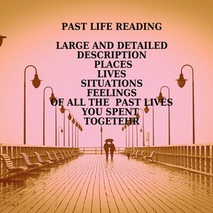 Peut inclure: Un couple se promène main dans la main sur une promenade en bois bordée de lampadaires. Le texte "PAST LIFE READING" est en haut de l'image, suivi d'une liste de mots : "LARGE AND DETAILED DESCRIPTION PLACES LIVES SITUATIONS FEELINGS OF ALL THE PAST LIVES YOU SPENT TOGETEHR".