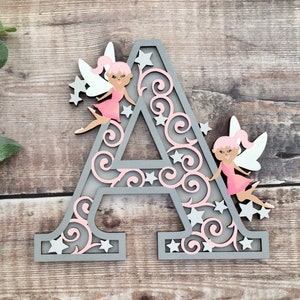 Letra de madera personalizada de hada / Arte de pared personalizado para guardería / Regalo mágico hecho a mano para bebés y niños