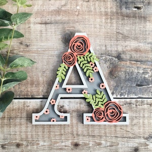 Letra de madeira com rosas personalizadas | Decoração de parede floral para berçário | Placa de nome personalizada pintada à mão para quarto | Presente de chá de bebê ou aniversário