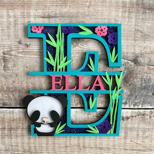 Carta de madera personalizada Panda con letrero de nombre de bambú y flores - 2 tamaños pintados a mano en cualquier color