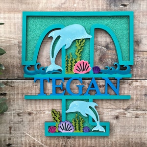 Letra de madera personalizada con diseño de delfín, decoración infantil oceánica, arte de pared personalizado para bebés, niños y adolescentes.