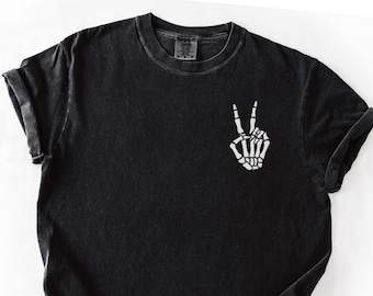 Skeleton Hand T-Shirt, besticktes Skelett Shirt, Peace Hand Horror Geschenk, Goth Skeleton Rock T-Shirt, Rock and Roll, Halloween Shirt, Schädel