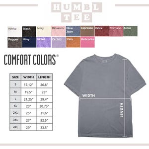 K&ouml;nnte beinhalten: Ein graues Comfort Colors T-Shirt mit Gr&ouml;&szlig;en-, Breiten- und L&auml;ngenma&szlig;en. Das Bild enth&auml;lt eine Farbkarte mit Optionen wie Wei&szlig;, Schwarz und Blue Jean. Der Text "HUMBLE TEE" steht oben.