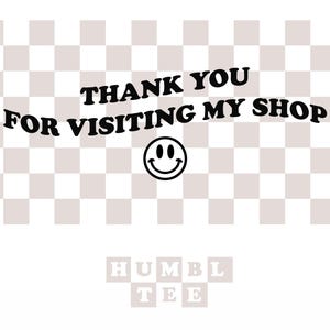Op de afbeelding: Een afbeelding met de tekst "THANK YOU FOR VISITING MY SHOP" in het zwart, met een smiley eronder. De achtergrond heeft een geblokt patroon in lichtbruin en wit. Het woord "HUMBLE TEE" staat onderaan.