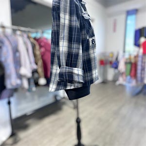 Upcycled Ruffle Collar Button Down, Blue and White Plaid Buffalo David Bitton L bild 4