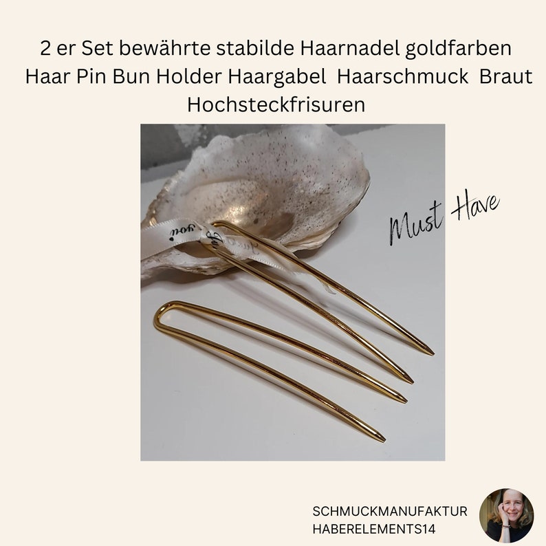 Op de afbeelding: Twee goudkleurige haarspelden, ook wel haarvorken genoemd, worden gepresenteerd op een witte schelp. De tekst "Must Have" is geschreven in zwarte inkt op een witte achtergrond. De tekst "SCHMUCKMANUFAKTUR HABERELEMENTS14" is geschreven in zwarte tekst op een witte achtergrond.
