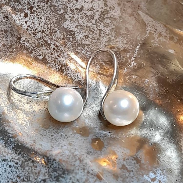 Kleine Perlen Ohrringe creme-weiß mit versilberten Haken