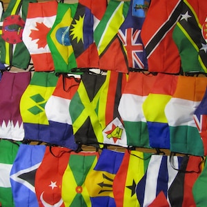 Puede incluir: Una colección de mascarillas faciales de tela con diferentes banderas de países. Las banderas incluyen el Reino Unido, Canadá, Brasil, Bahamas, Australia, San Cristóbal y Nieves, Polonia, Qatar, Jamaica, Surinam, Sudáfrica, Madagascar, Guyana, Namibia, Turquía, Granada, Santa Lucía y Antigua y Barbuda.