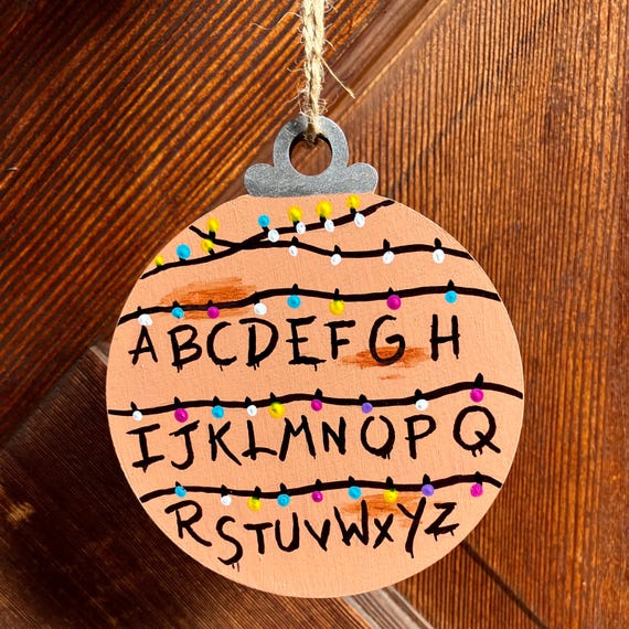 ストレンジャー・シングスのクリスマスオーナメント、アルファベット